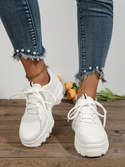حذاء رياضي كاجوال أنيق ورياضي للنساء بلون أبيض جذاب و عصري