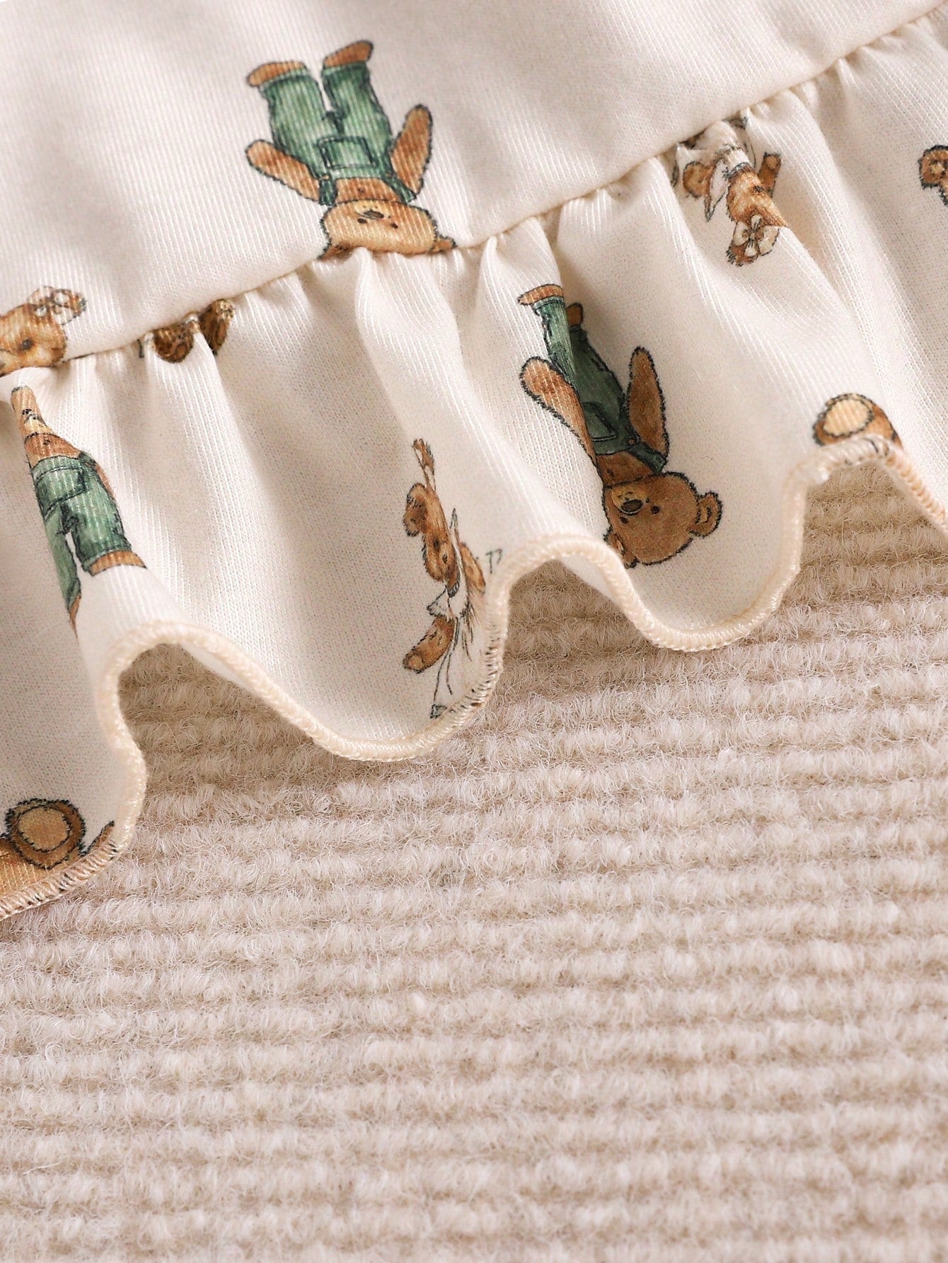 فستان ليلي محبوك لطفلة رضيعة بنمط دب كرتوني بارز ورقبة بفقاعات وحاشية بطبقات زخرفية