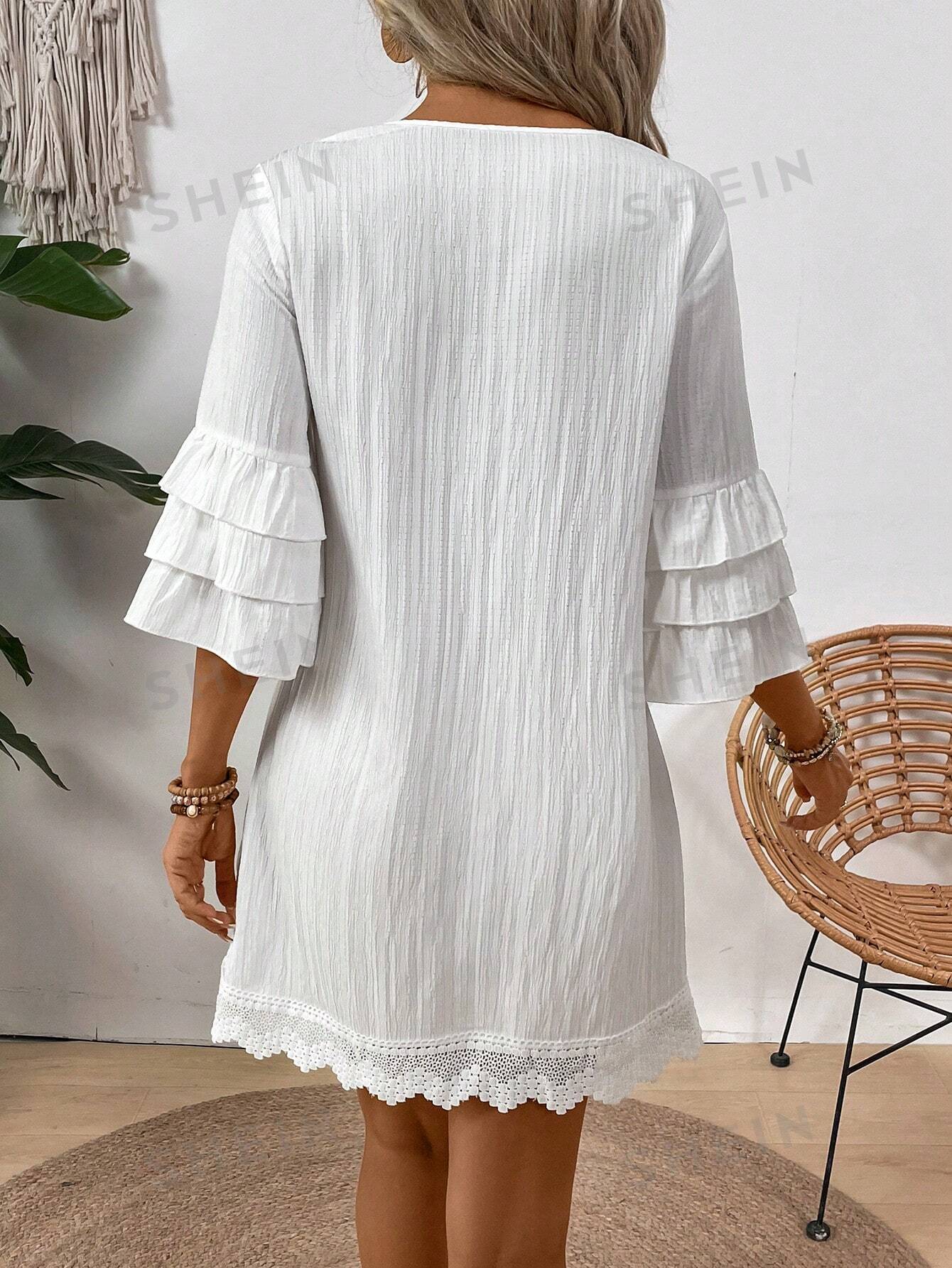 فستان نسائي بياقة على شكل حرف V بتفاصيل بوم بوم ملونة عصرية