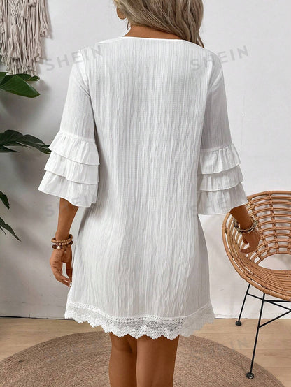 فستان نسائي بياقة على شكل حرف V بتفاصيل بوم بوم ملونة عصرية