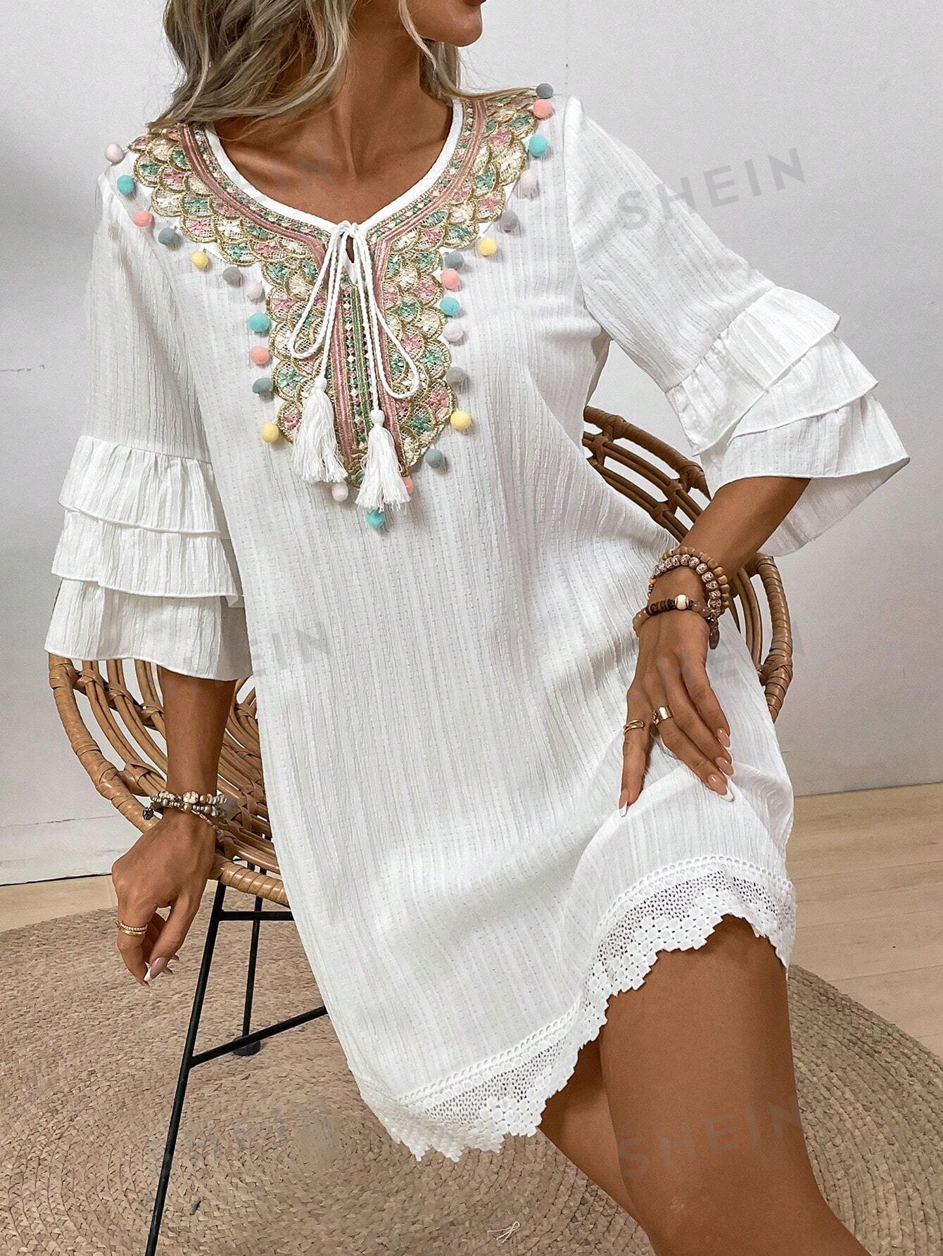 فستان نسائي بياقة على شكل حرف V بتفاصيل بوم بوم ملونة عصرية