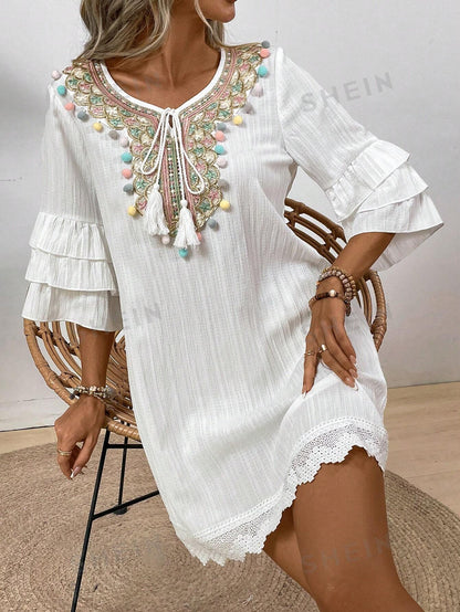 فستان نسائي بياقة على شكل حرف V بتفاصيل بوم بوم ملونة عصرية