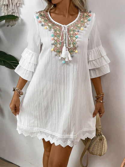 فستان نسائي بياقة على شكل حرف V بتفاصيل بوم بوم ملونة عصرية