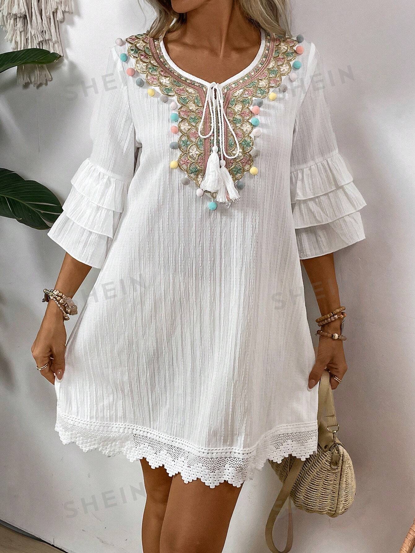 فستان نسائي بياقة على شكل حرف V بتفاصيل بوم بوم ملونة عصرية