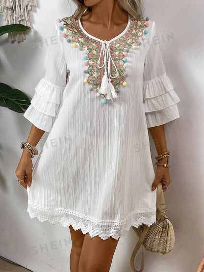 فستان نسائي بياقة على شكل حرف V بتفاصيل بوم بوم ملونة عصرية