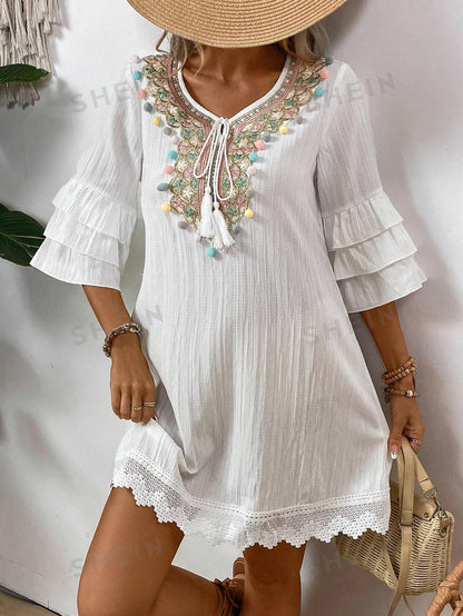 فستان نسائي بياقة على شكل حرف V بتفاصيل بوم بوم ملونة عصرية