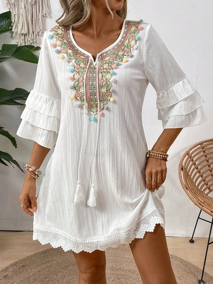 فستان نسائي بياقة على شكل حرف V بتفاصيل بوم بوم ملونة عصرية