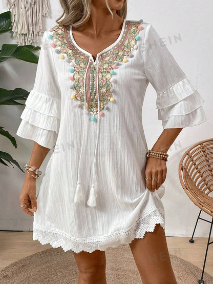 فستان نسائي بياقة على شكل حرف V بتفاصيل بوم بوم ملونة عصرية