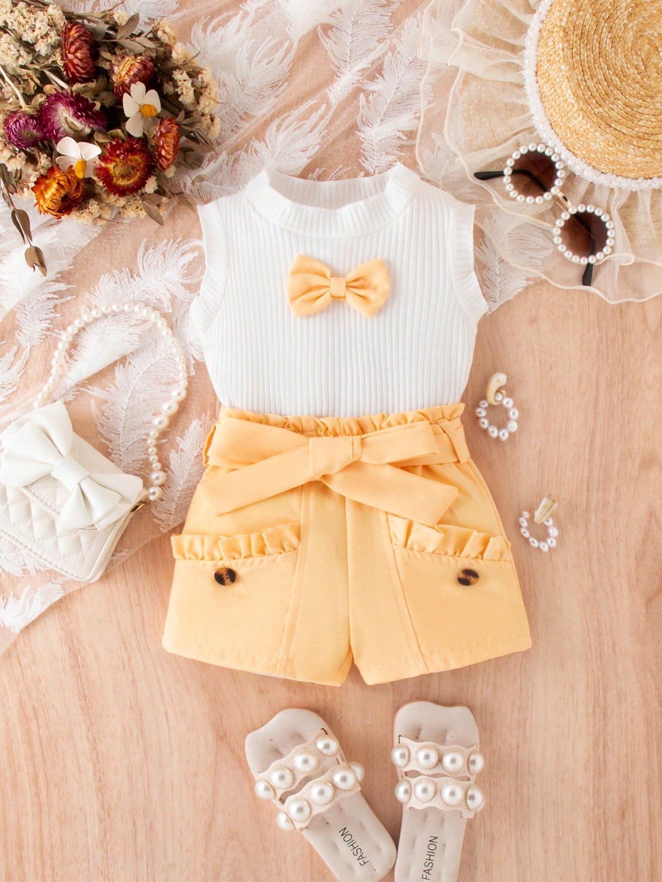 مجموعة ملابس علوية بناتية ربيعية-صيفية بدون أكمام وأربطة صغيرة وسروال قصير بحزام خصر للأزياء الصيفية للفتيات الرضع الأنيقات والعارضات