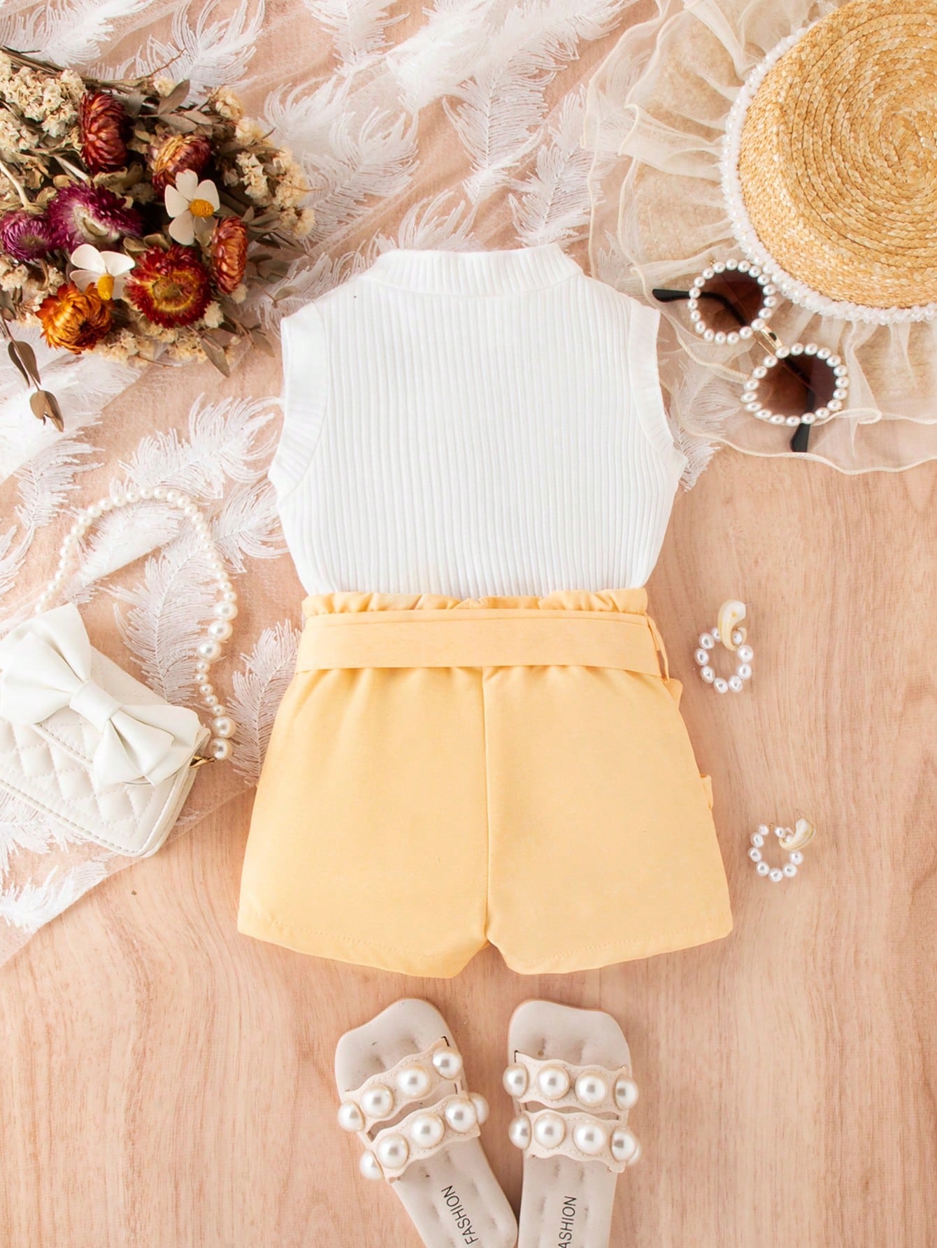 مجموعة ملابس علوية بناتية ربيعية-صيفية بدون أكمام وأربطة صغيرة وسروال قصير بحزام خصر للأزياء الصيفية للفتيات الرضع الأنيقات والعارضات