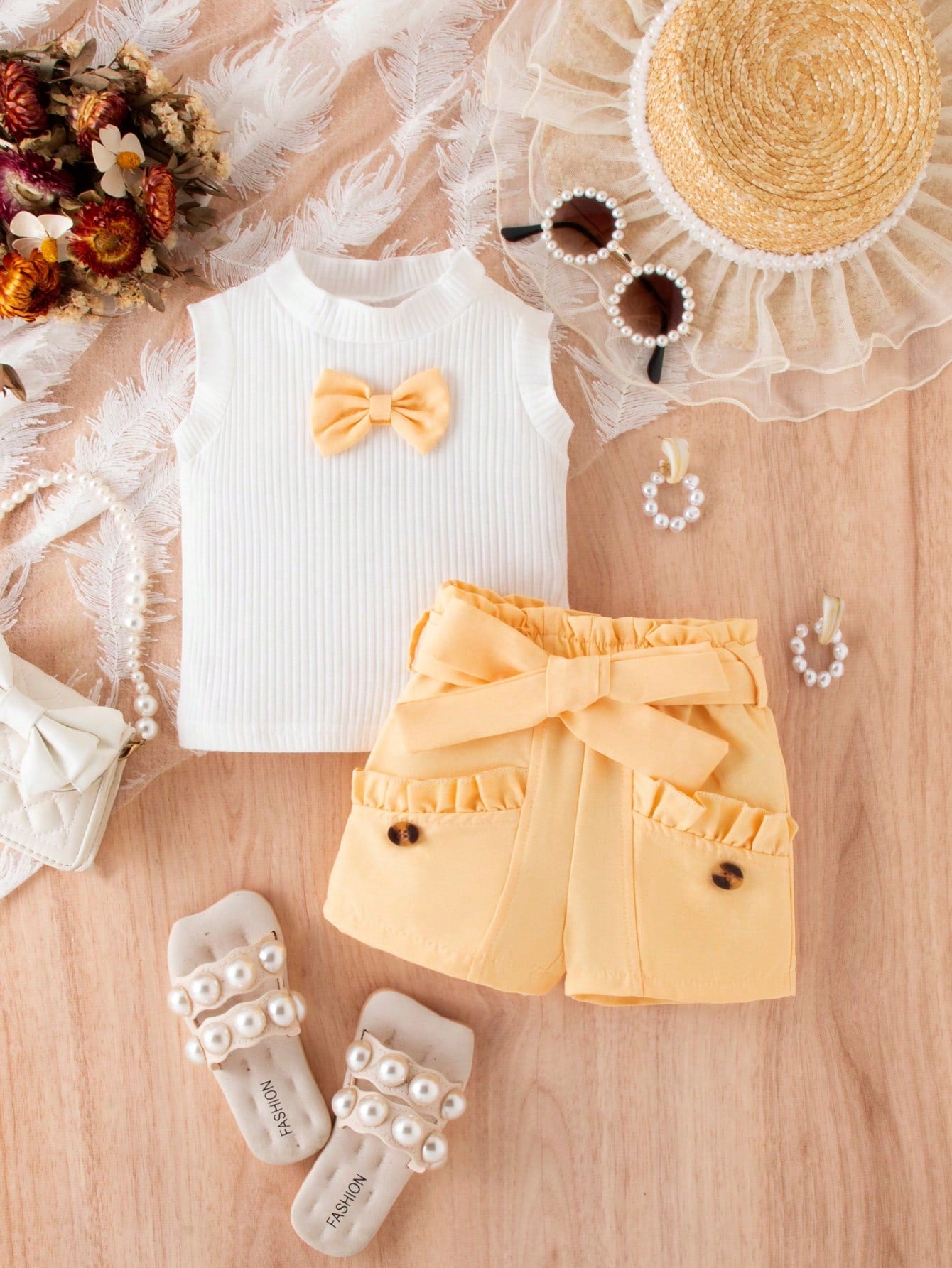 مجموعة ملابس علوية بناتية ربيعية-صيفية بدون أكمام وأربطة صغيرة وسروال قصير بحزام خصر للأزياء الصيفية للفتيات الرضع الأنيقات والعارضات