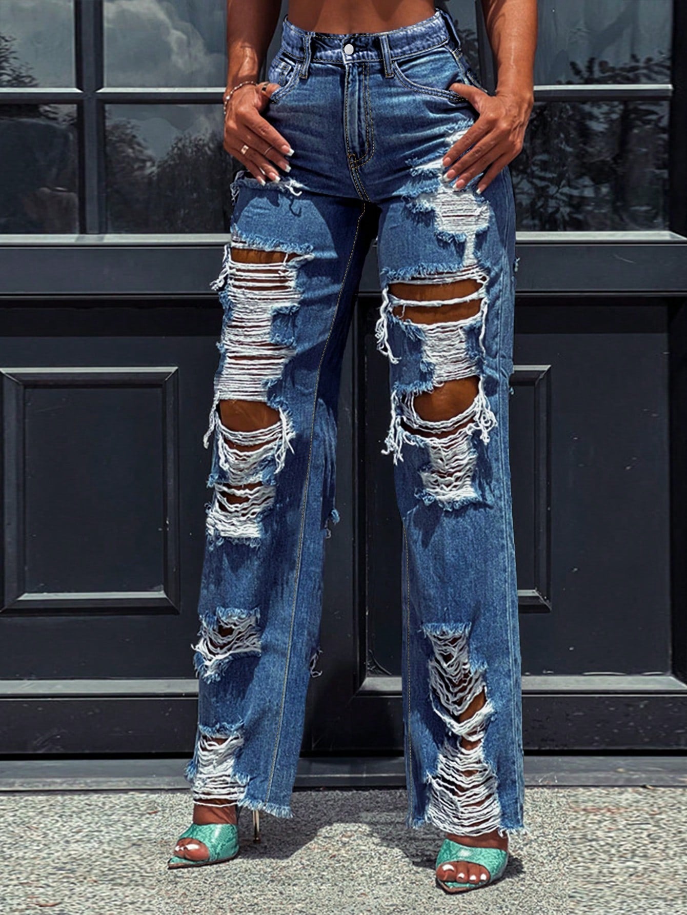 بنطلون جينز بقَصَّة مستقيمة عصري مع ثقوب كبيرة ممزقة وحواف متشابكة