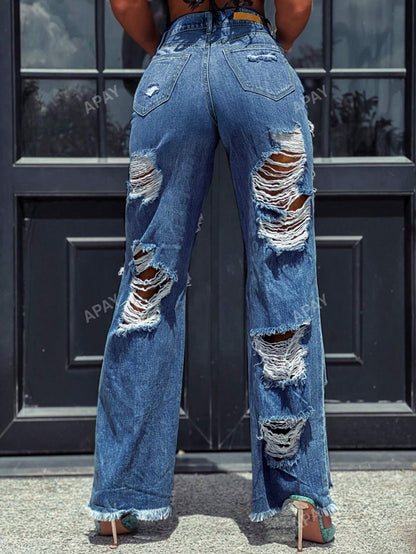 بنطلون جينز بقَصَّة مستقيمة عصري مع ثقوب كبيرة ممزقة وحواف متشابكة