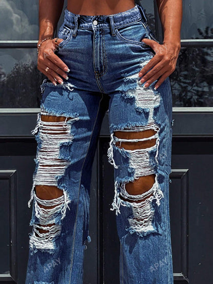 بنطلون جينز بقَصَّة مستقيمة عصري مع ثقوب كبيرة ممزقة وحواف متشابكة