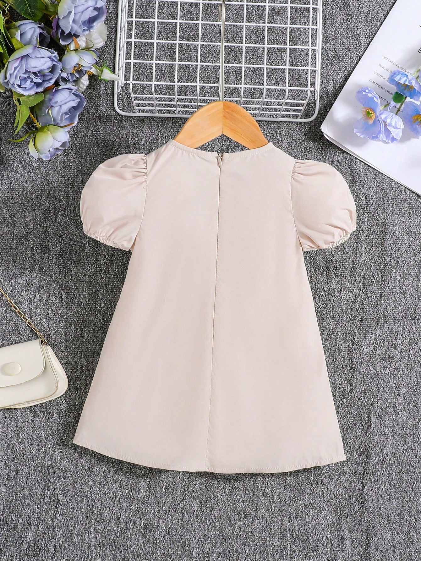 فستان قصير ذو أكمام قصيرة ورقبة دائرية وتصميم مربعات مرح وعصري. تناسب الفتيات الصغيرات، مزود بعقدة أنيقة ومناسبة لفصل الصيف