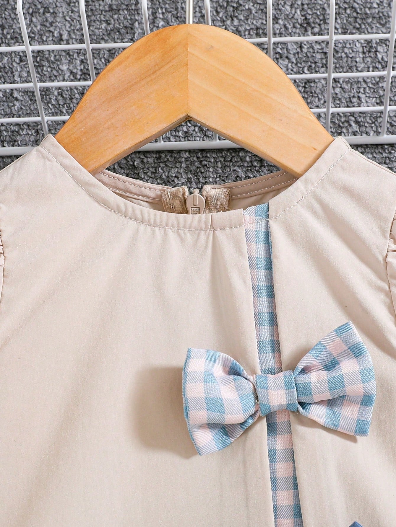 فستان قصير ذو أكمام قصيرة ورقبة دائرية وتصميم مربعات مرح وعصري. تناسب الفتيات الصغيرات، مزود بعقدة أنيقة ومناسبة لفصل الصيف