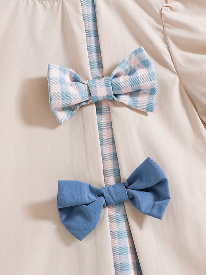 فستان قصير ذو أكمام قصيرة ورقبة دائرية وتصميم مربعات مرح وعصري. تناسب الفتيات الصغيرات، مزود بعقدة أنيقة ومناسبة لفصل الصيف