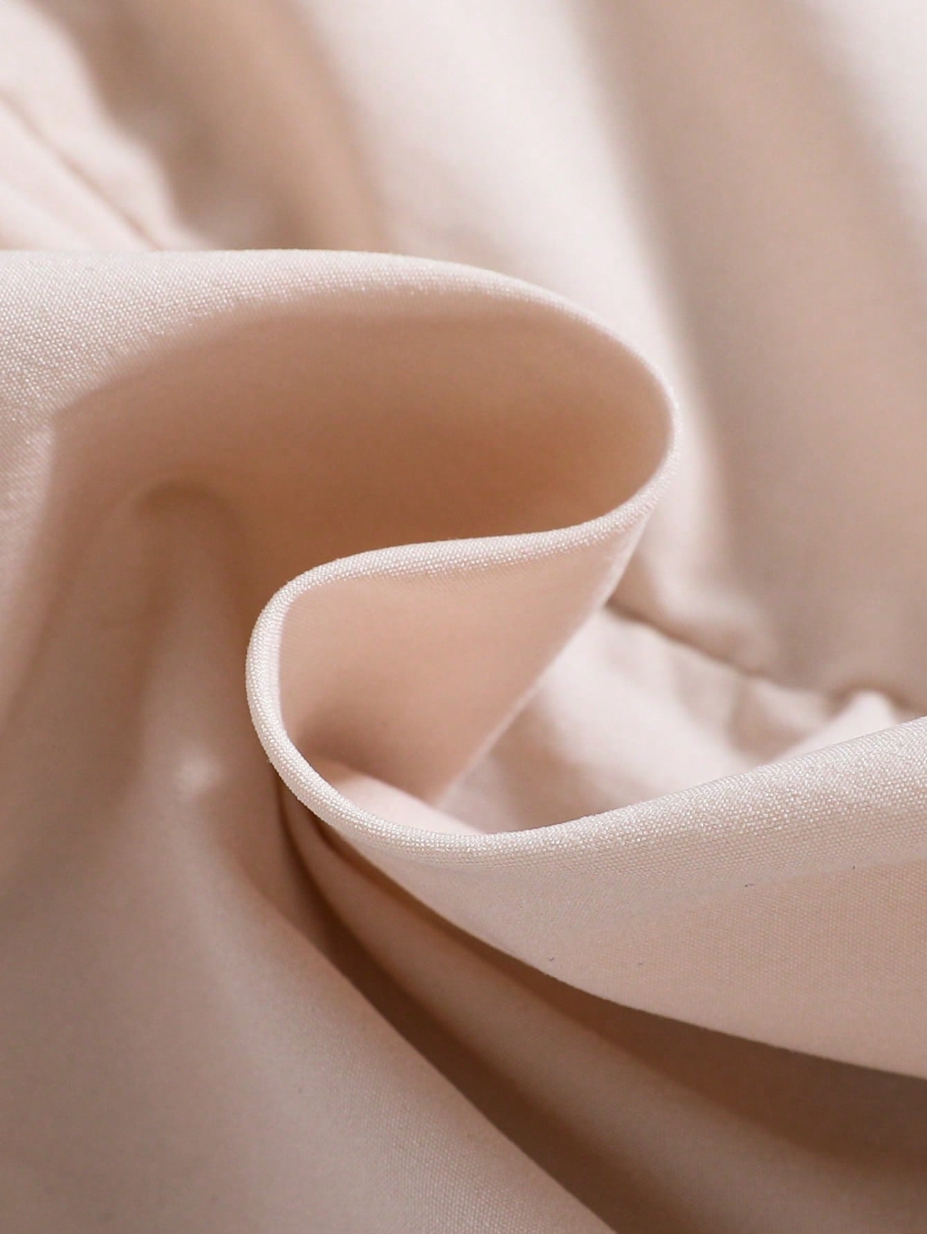 فستان قصير ذو أكمام قصيرة ورقبة دائرية وتصميم مربعات مرح وعصري. تناسب الفتيات الصغيرات، مزود بعقدة أنيقة ومناسبة لفصل الصيف