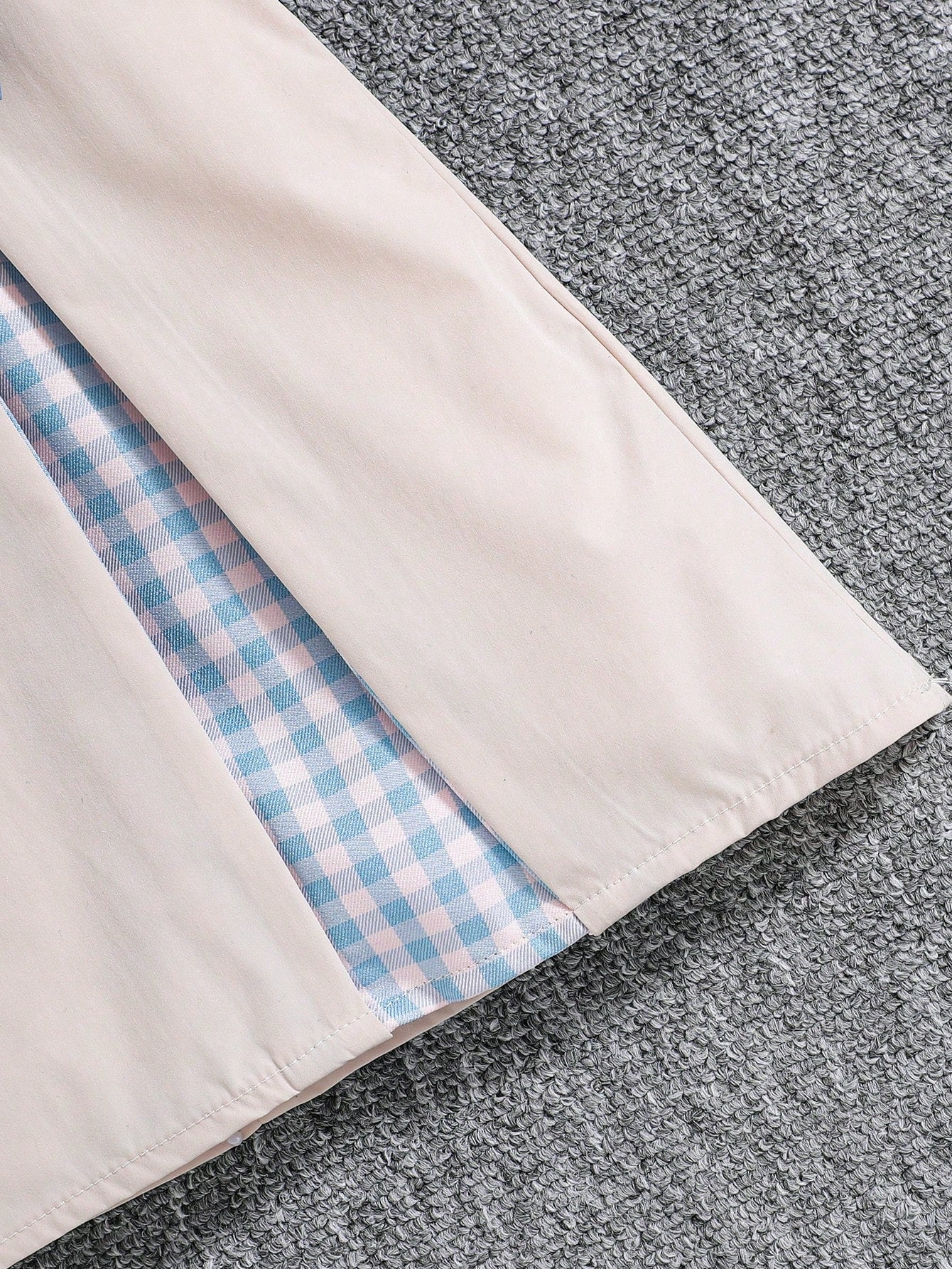 فستان قصير ذو أكمام قصيرة ورقبة دائرية وتصميم مربعات مرح وعصري. تناسب الفتيات الصغيرات، مزود بعقدة أنيقة ومناسبة لفصل الصيف