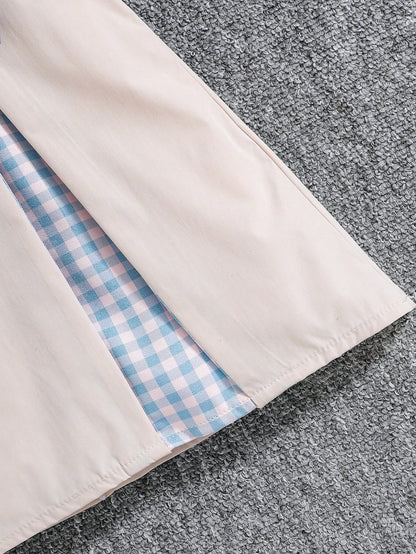 فستان قصير ذو أكمام قصيرة ورقبة دائرية وتصميم مربعات مرح وعصري. تناسب الفتيات الصغيرات، مزود بعقدة أنيقة ومناسبة لفصل الصيف