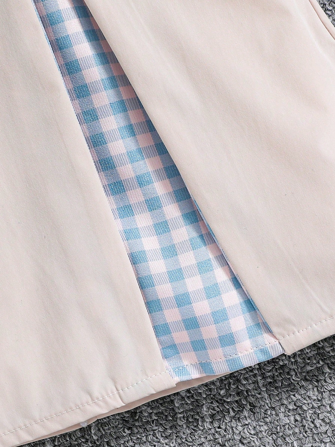 فستان قصير ذو أكمام قصيرة ورقبة دائرية وتصميم مربعات مرح وعصري. تناسب الفتيات الصغيرات، مزود بعقدة أنيقة ومناسبة لفصل الصيف