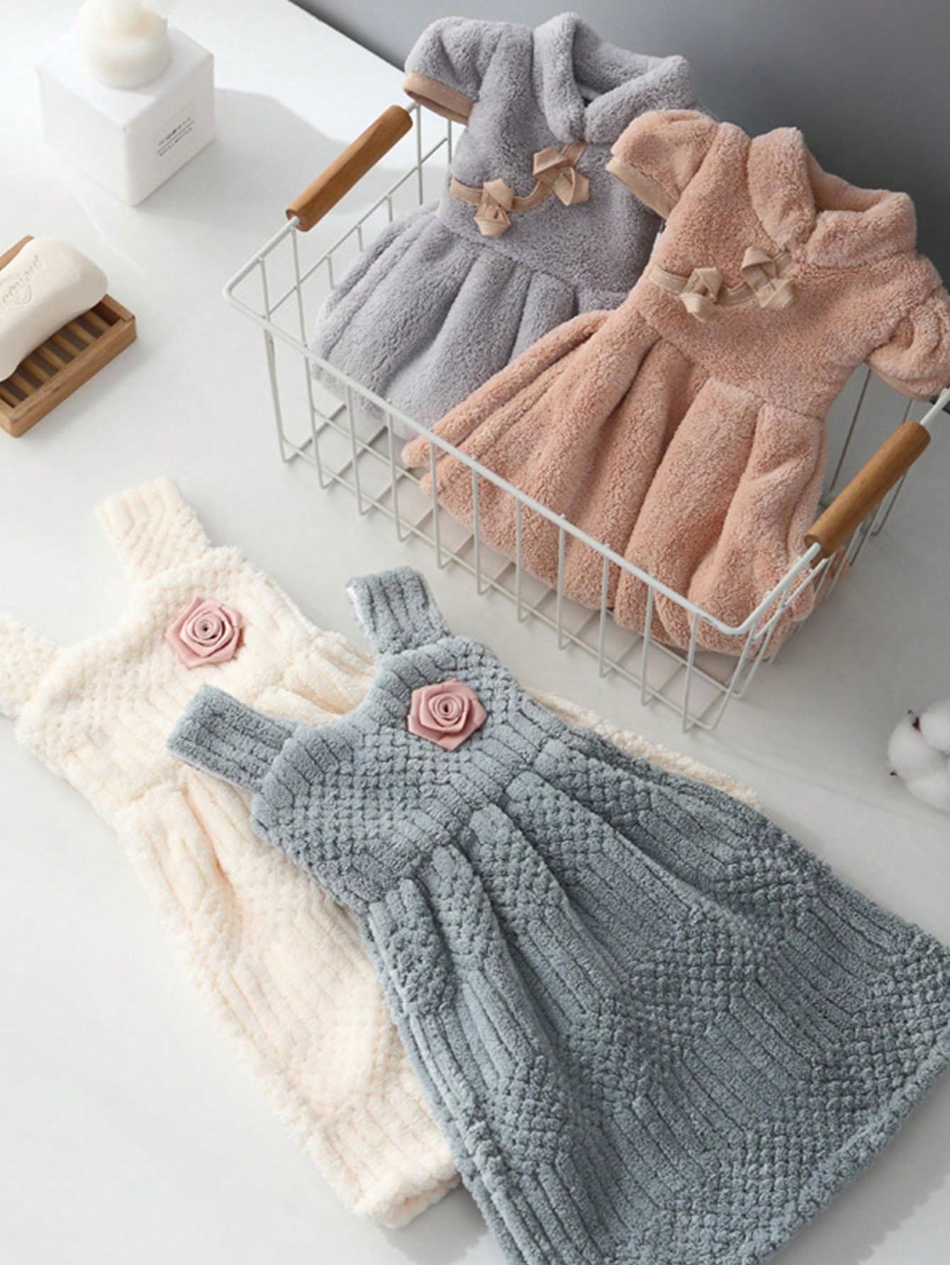 قطعة واحدة من منشفة يد مخملية مرجانية مع علاقة ملابس، تصميم تنورة لطيفة وسميكة ماصة لتجفيف اليدين