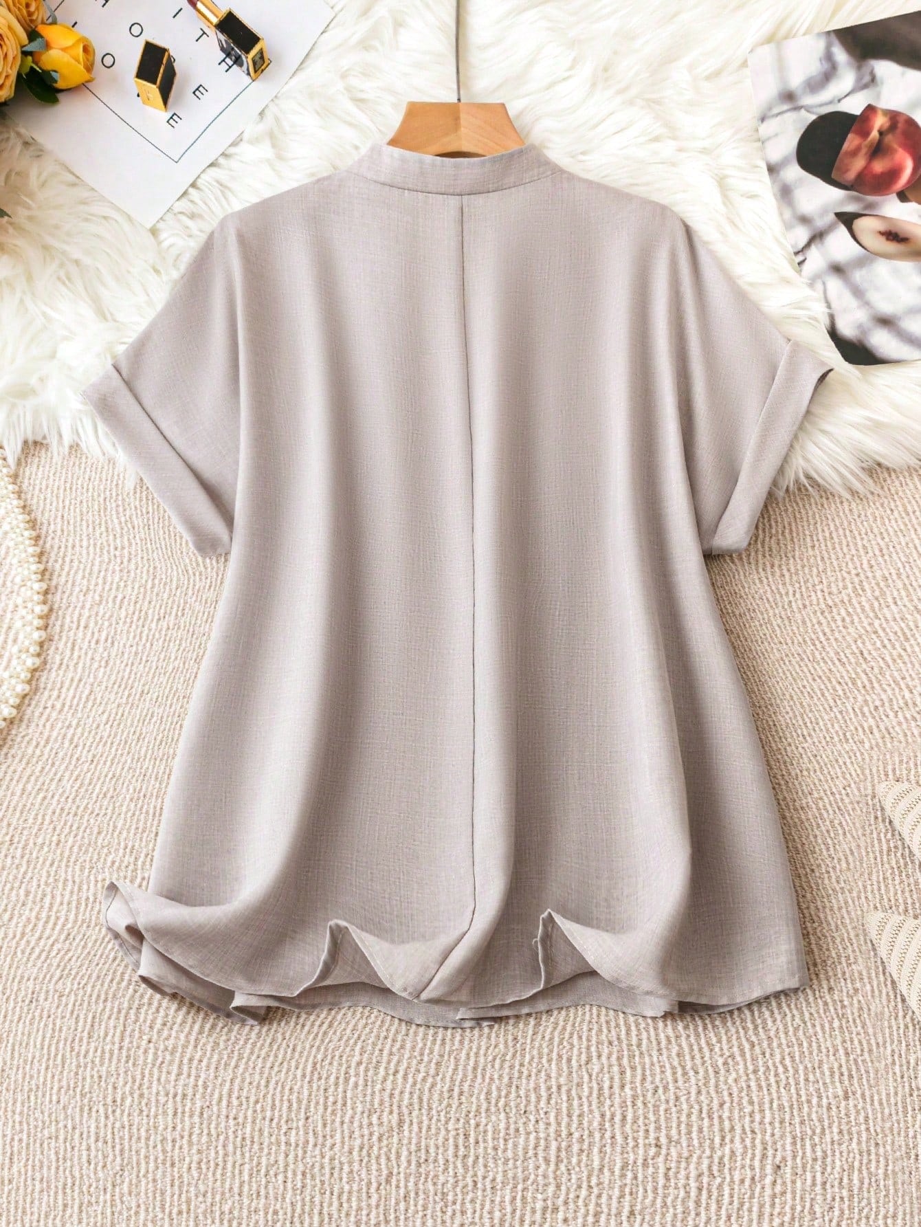 قميص نسائي بأكمام الخفاش بياقة مشقوقة بلون سادة