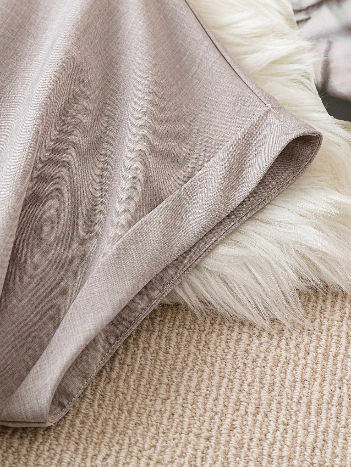 قميص نسائي بأكمام الخفاش بياقة مشقوقة بلون سادة