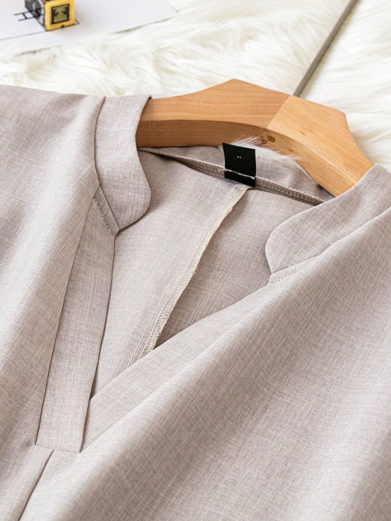 قميص نسائي بأكمام الخفاش بياقة مشقوقة بلون سادة