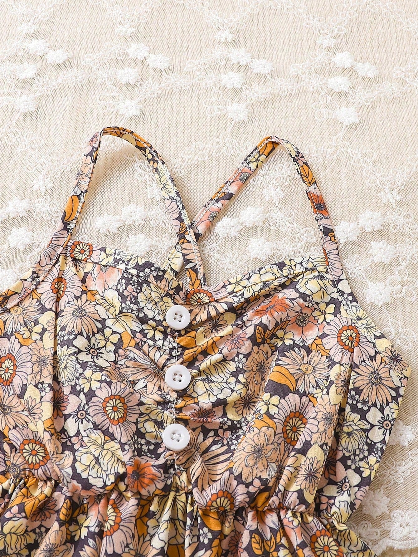 بدلة شورت للرضع بطبعة زهور صغيرة ناعمة متقاطعة وبدون ظهر