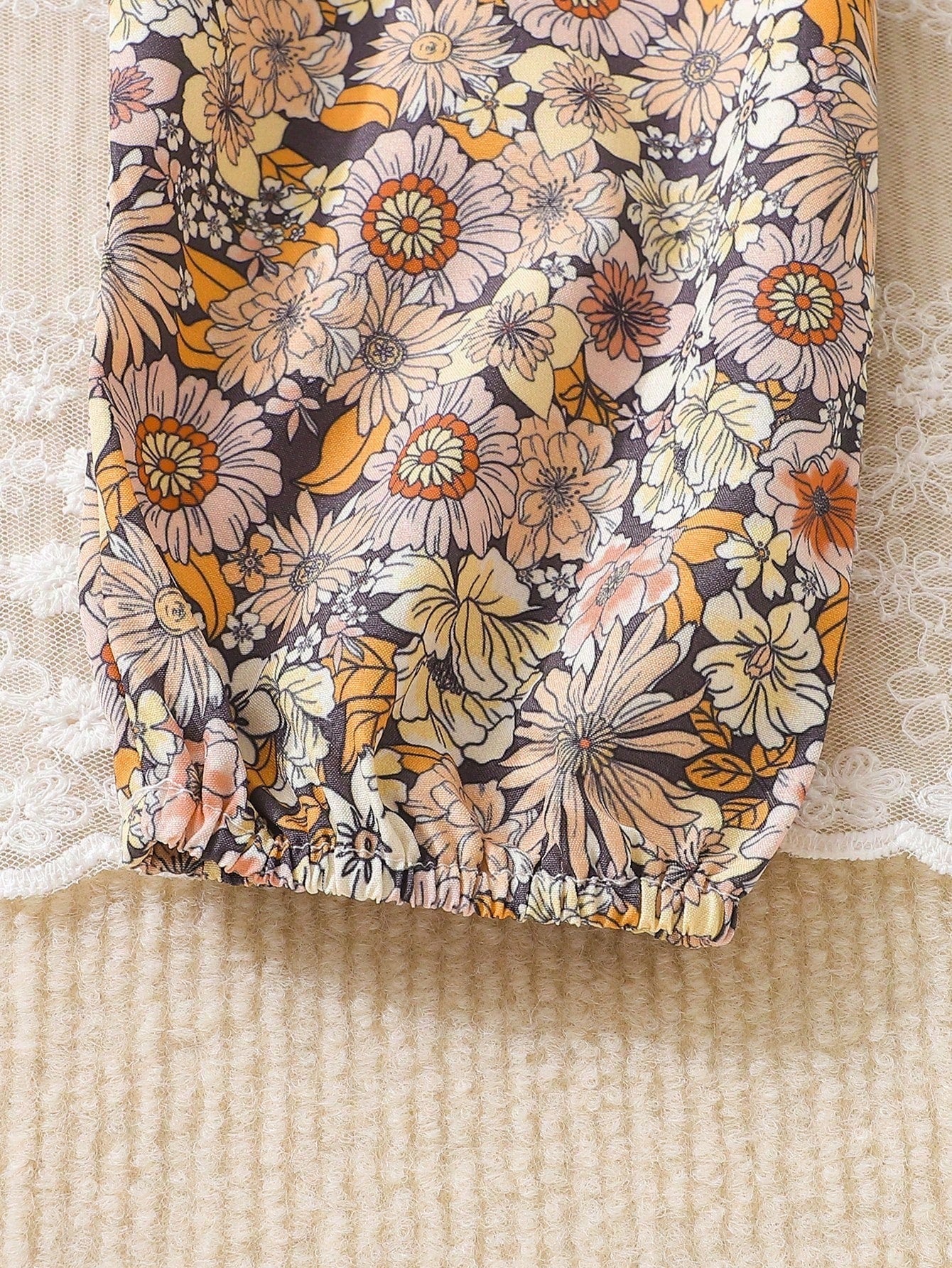 بدلة شورت للرضع بطبعة زهور صغيرة ناعمة متقاطعة وبدون ظهر