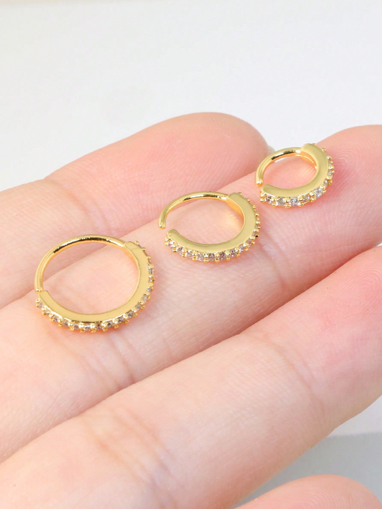 حلق الأنف الزهري المربع الزخرفي المذهب