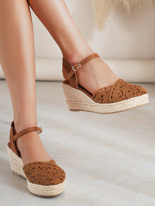 حذاء مريح وعصري بكعب مثلث ومنصة للسيدات مناسب للإجازات