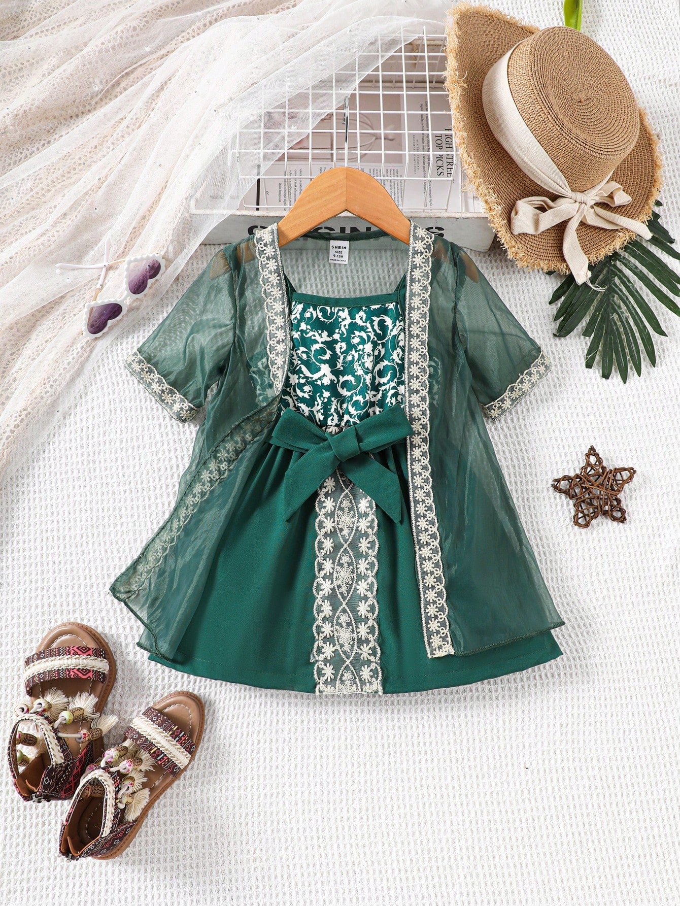 فستان بحمالات رفيعة مزين بالدانتيل الكاجوال