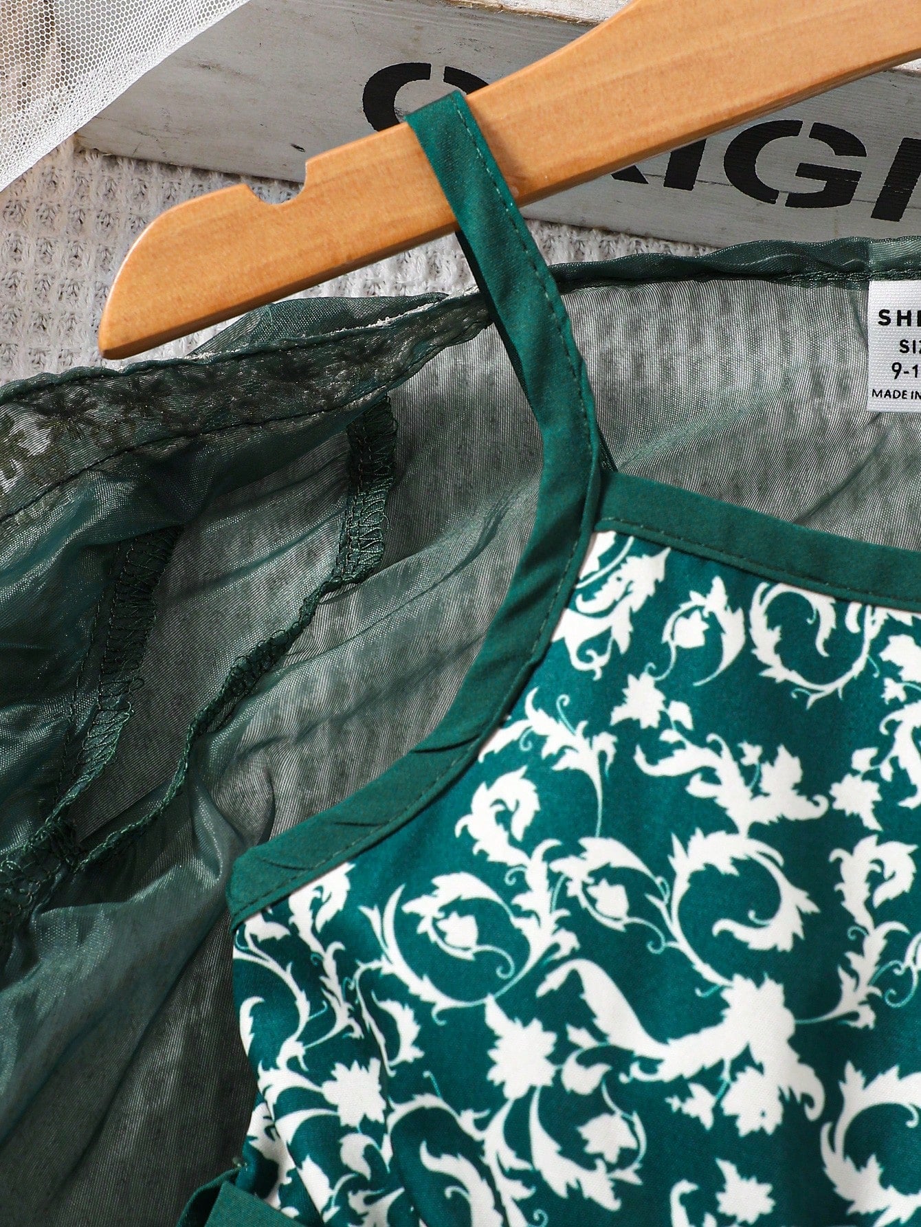 فستان بحمالات رفيعة مزين بالدانتيل الكاجوال