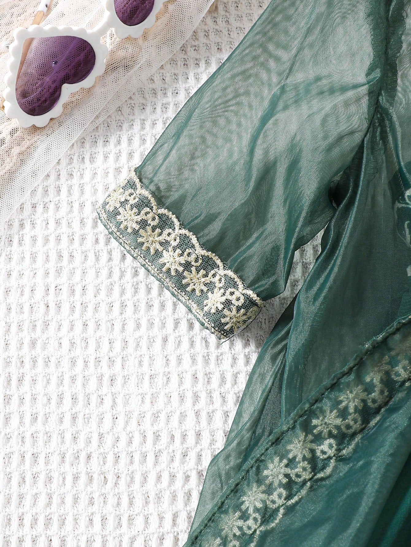 فستان بحمالات رفيعة مزين بالدانتيل الكاجوال