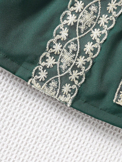 فستان بحمالات رفيعة مزين بالدانتيل الكاجوال