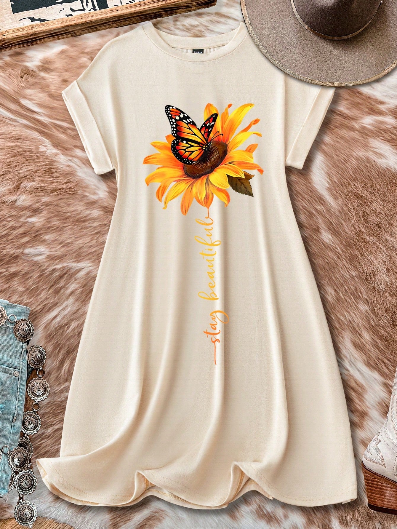 فستان نسائي برقبة دائرية و أكمام قصيرة واسعة القَصَّة بنمط دوار الشمس، مناسب للاستخدام الصيفي لتحافظي على جمالك