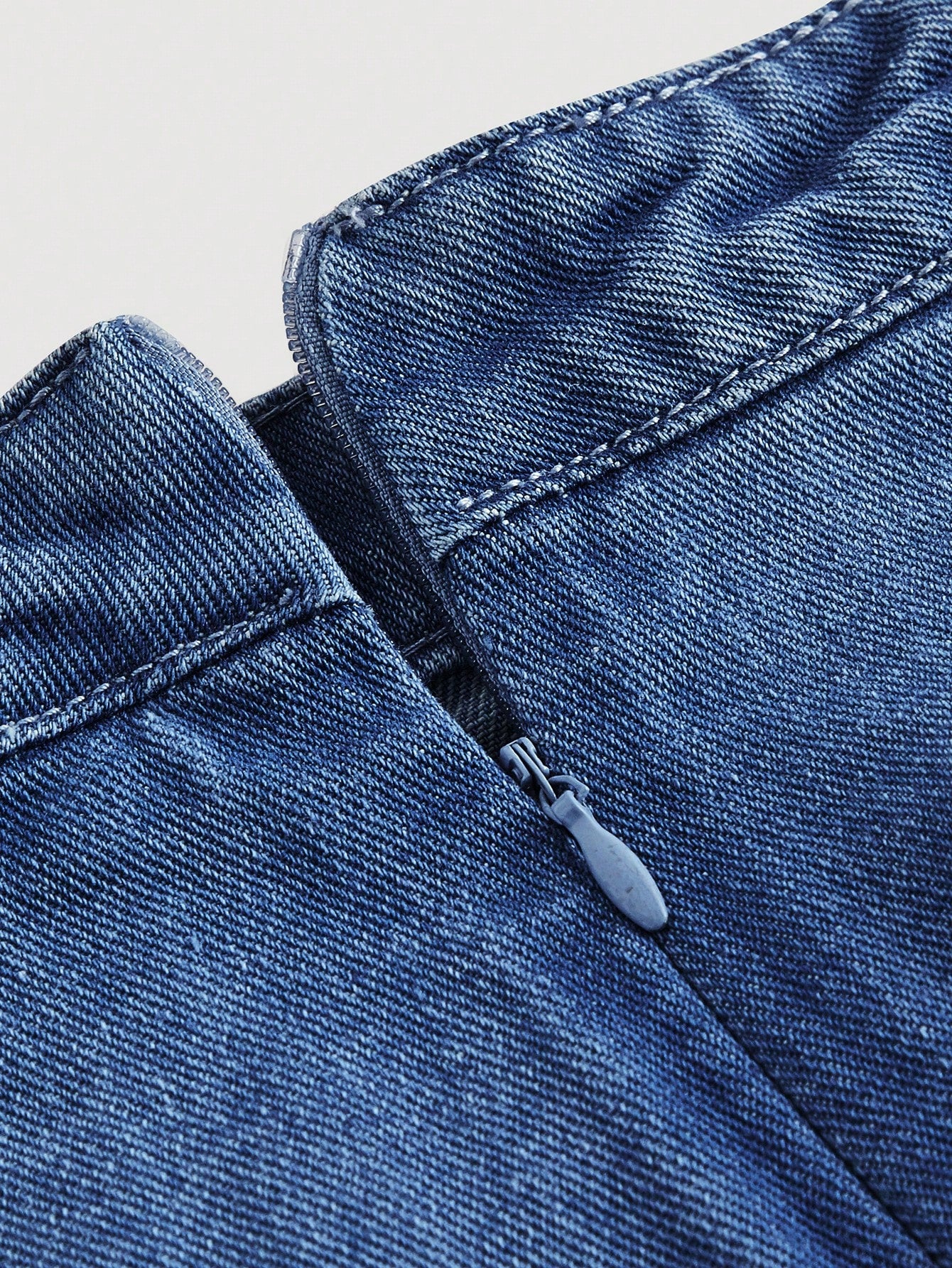 تنورة جينز قصيرة بلون أزرق فاتح عالية الخصر مع عقدة للنساء