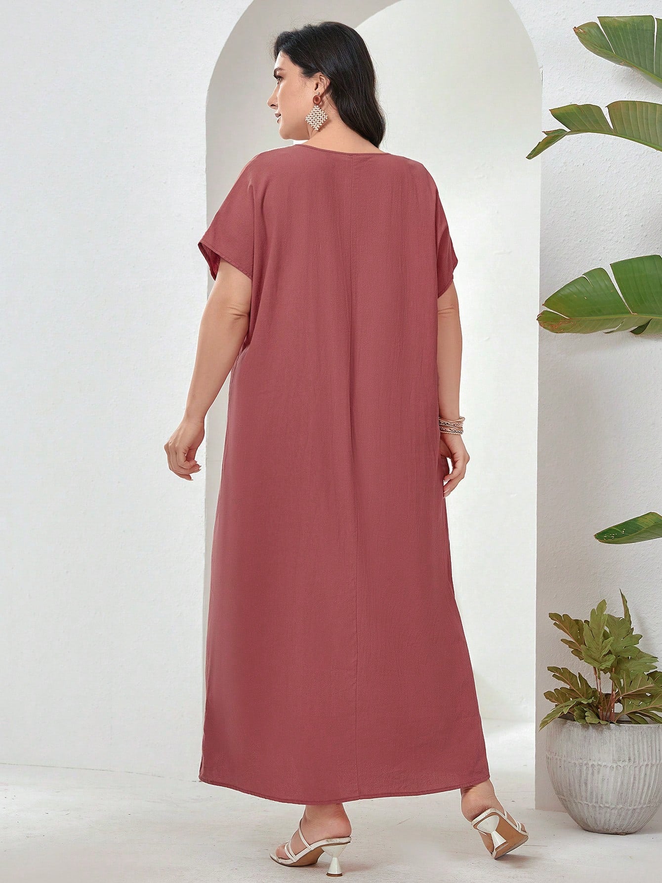 فستان صيفي بحجم كبير عارضة، عنق مستدير، تصميم ملون بقطع الدانتيل، كم فراشة، طويل الأكمام