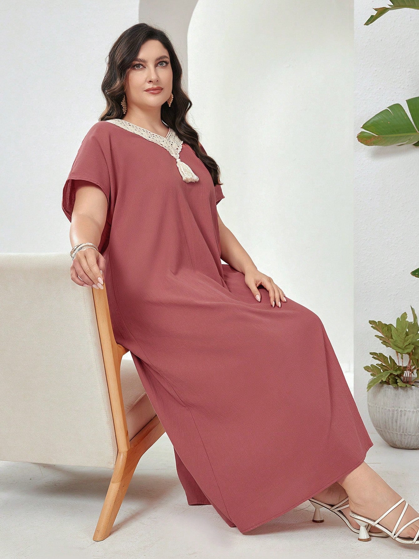 فستان صيفي بحجم كبير عارضة، عنق مستدير، تصميم ملون بقطع الدانتيل، كم فراشة، طويل الأكمام