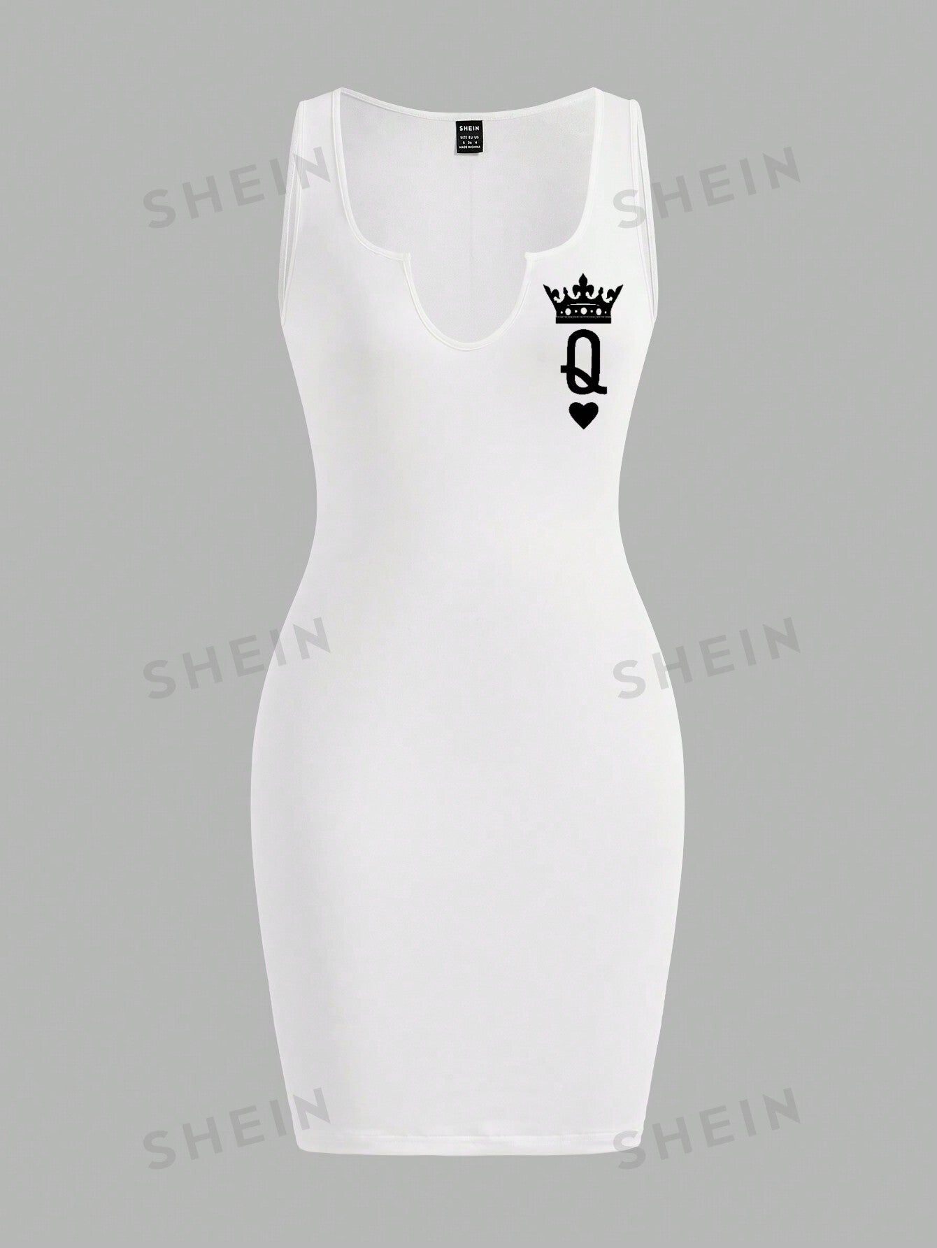 فستان قصير كاجوال بطبعة التاج والحروف بدون أكمام ورقبة على شكل حرف