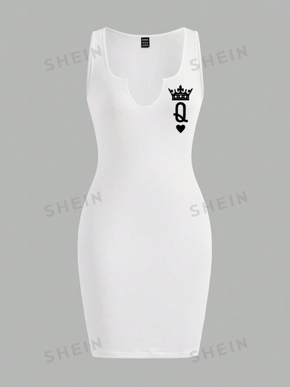 فستان قصير كاجوال بطبعة التاج والحروف بدون أكمام ورقبة على شكل حرف