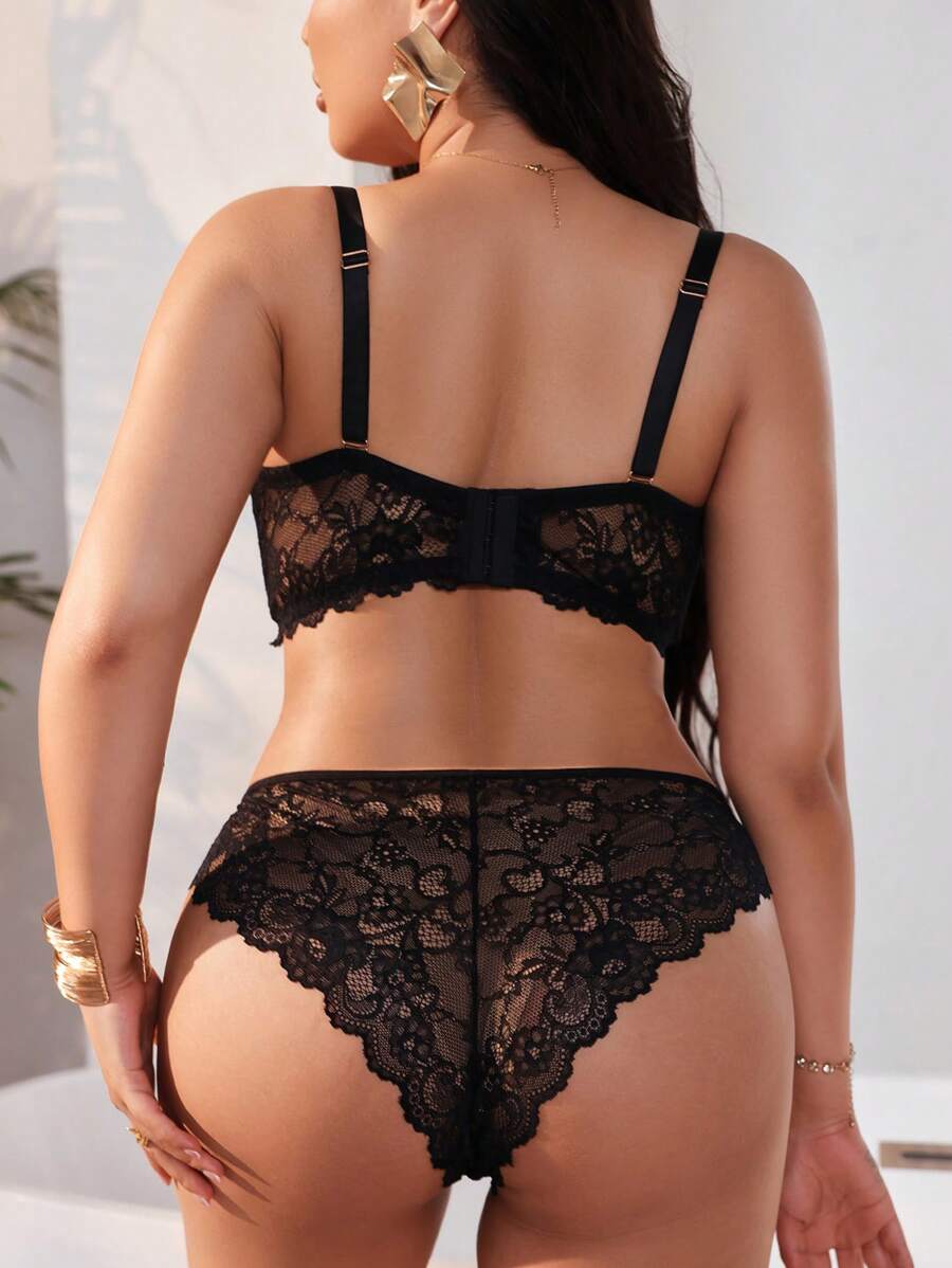 طقم ملابس داخلية دانتيل بحمالة وسروال بتصميم لون واحد مع سلك من الأحجام الكبيرة