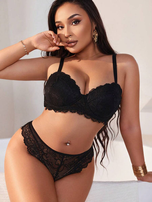 طقم ملابس داخلية دانتيل بحمالة وسروال بتصميم لون واحد مع سلك من الأحجام الكبيرة