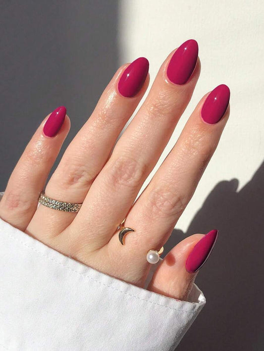 أظافر الأحمر البيضاوي القصيرة