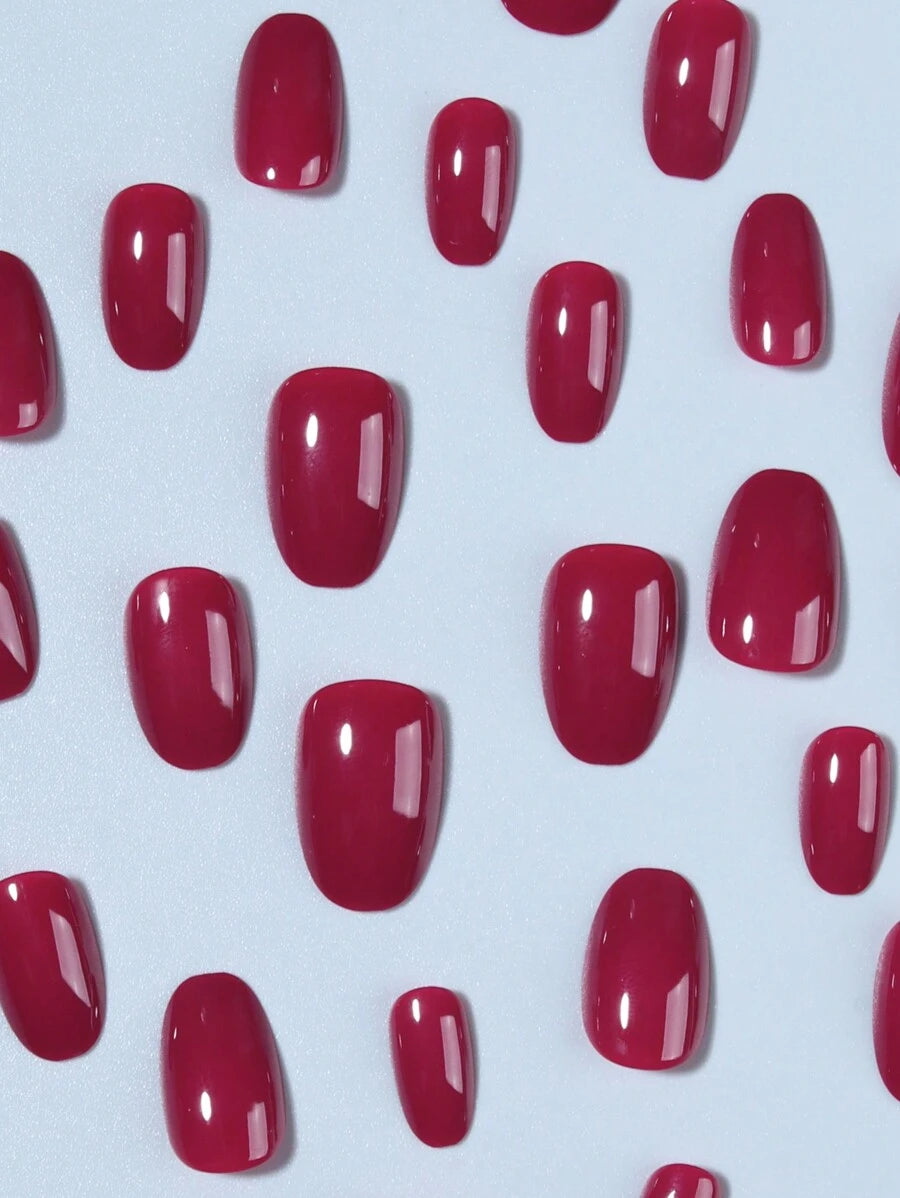 أظافر الأحمر البيضاوي القصيرة