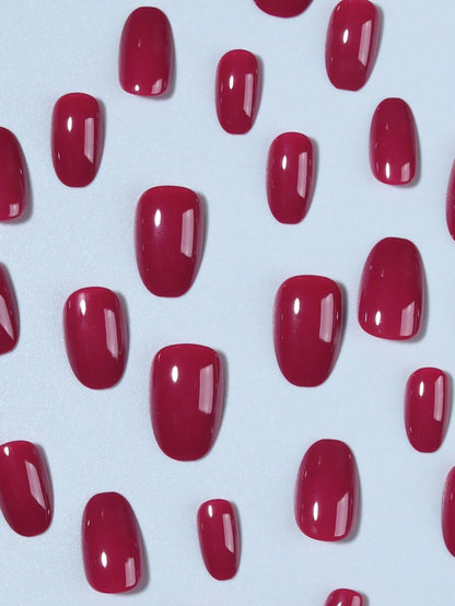 أظافر الأحمر البيضاوي القصيرة