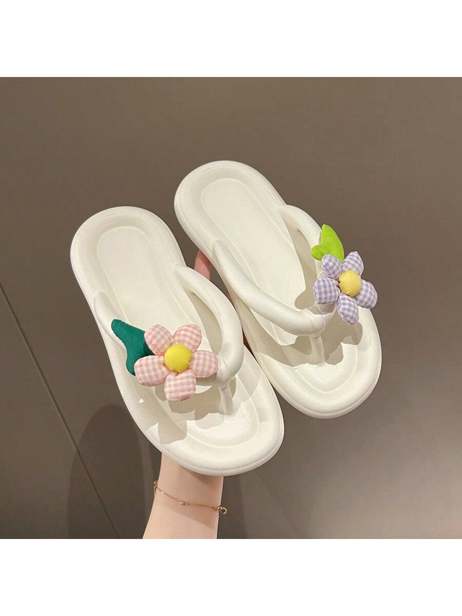 صنادل نسائية بيضاء عصرية جديدة للصيف مزينة بتصميم زهرة جذابة تناسب الارتداء السريع، نعل سميك من EVA مبطن لتوفير الراحة