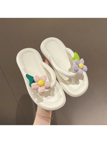 صنادل نسائية بيضاء عصرية جديدة للصيف مزينة بتصميم زهرة جذابة تناسب الارتداء السريع، نعل سميك من EVA مبطن لتوفير الراحة